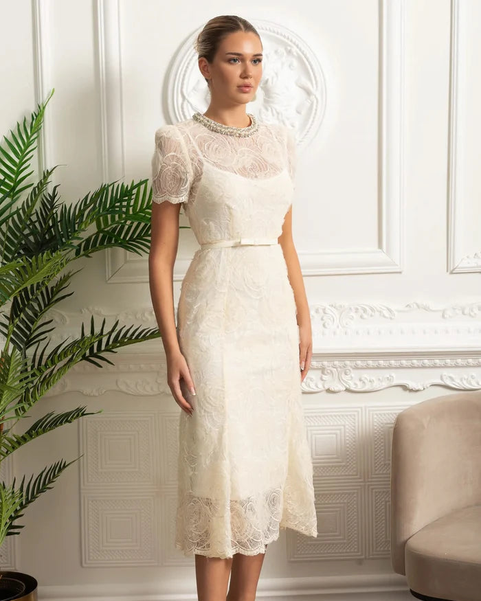 Vestido Longo – Luxo, Bordado em Renda, Detalhes com Diamantes e Crist