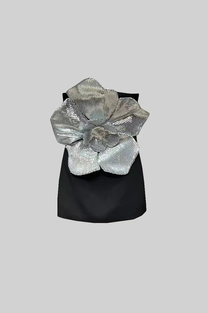 Vestido Preto com Silhueta Ampulheta e Corpete Floral Contrastante