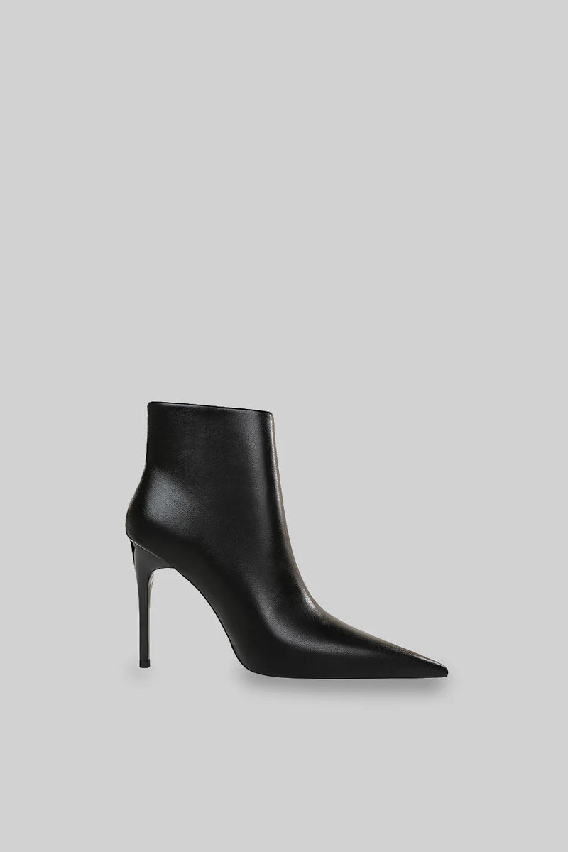 Bota de Cano Curto com Bico Fino – Preta