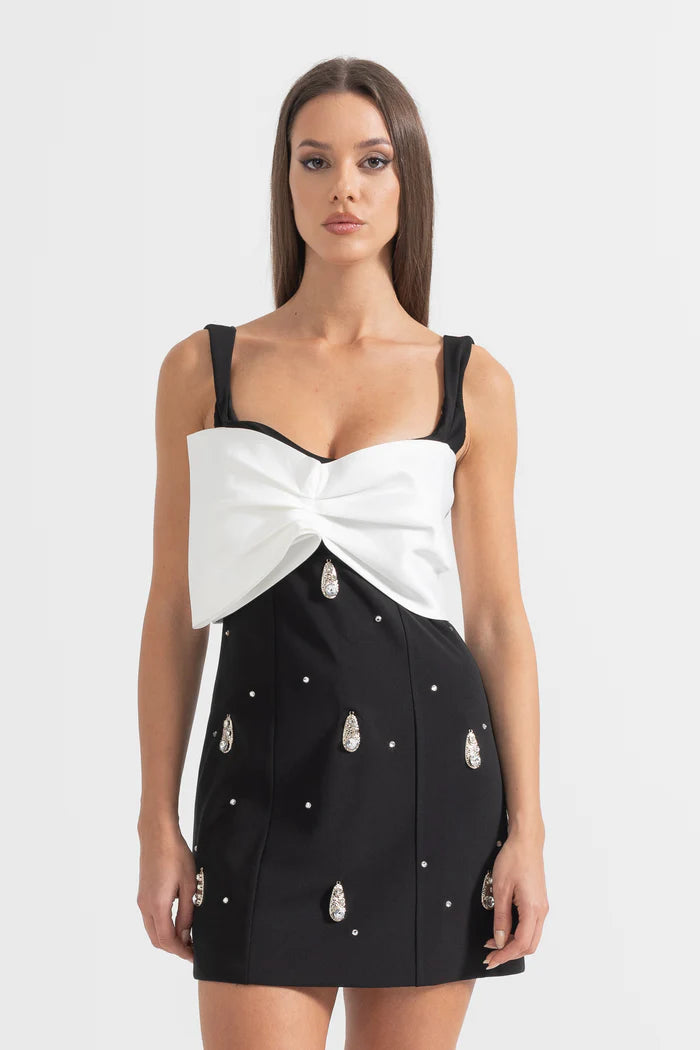 Vestido com Aplicação de Laço e Bordado com Cristais