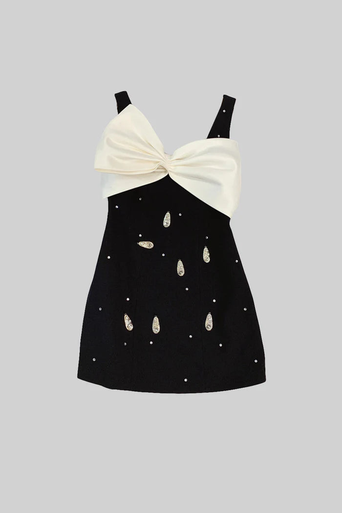Vestido com Aplicação de Laço e Bordado com Cristais
