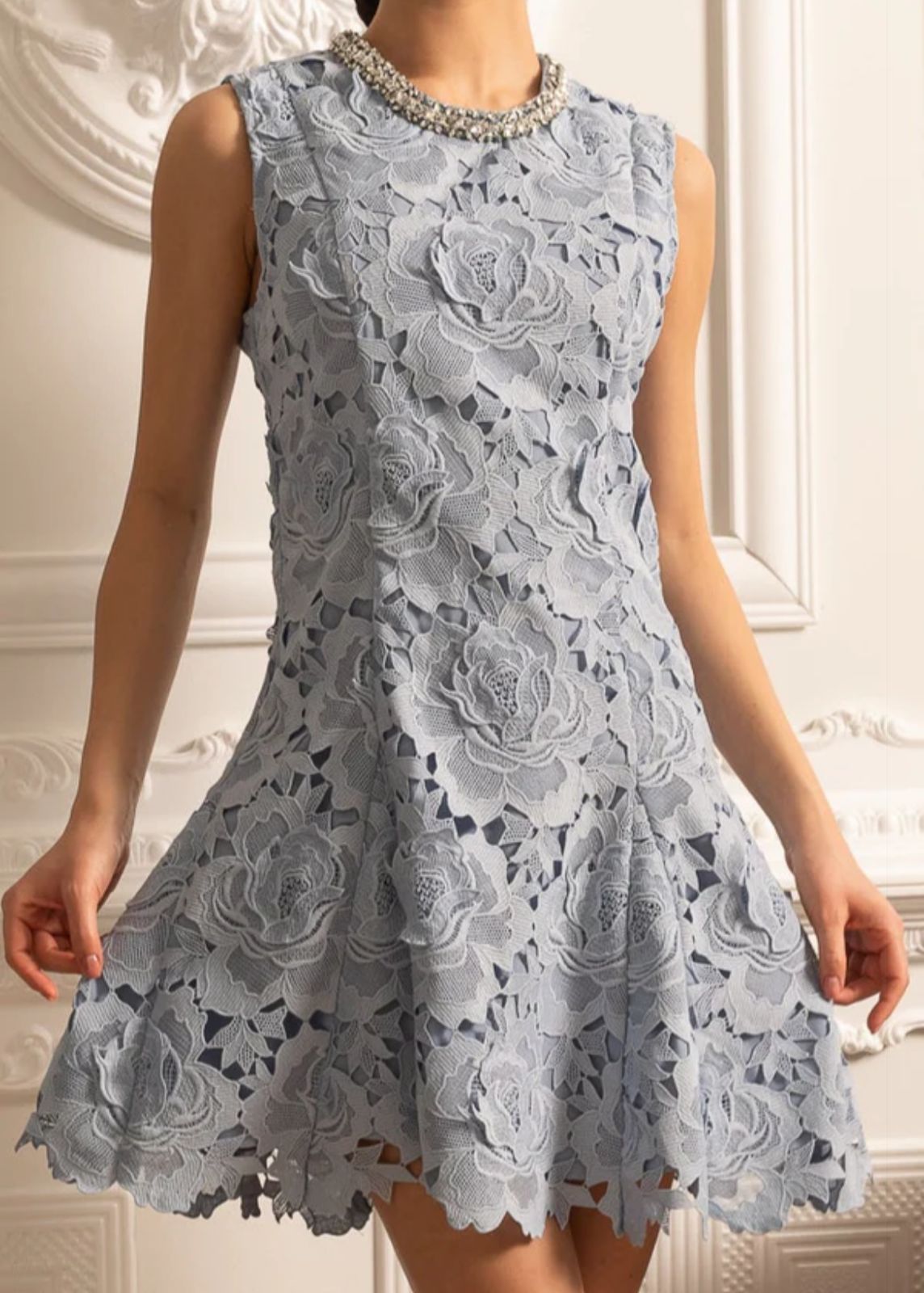 Vestido com Renda e Pedrarias – Design Elegante e Silhueta Refinada