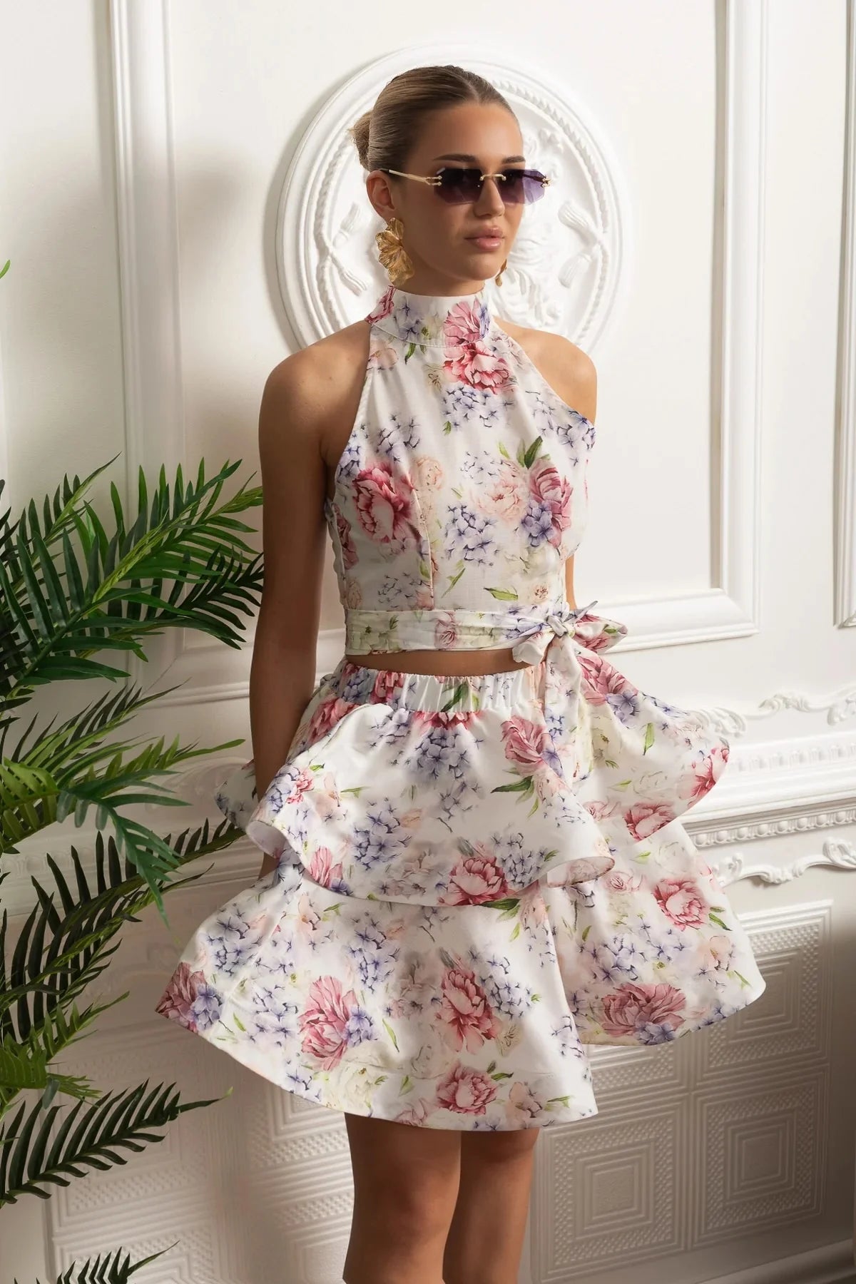 Conjunto – Top Estampado Sem Mangas + Saia Curta Plissada de Cintura Alta