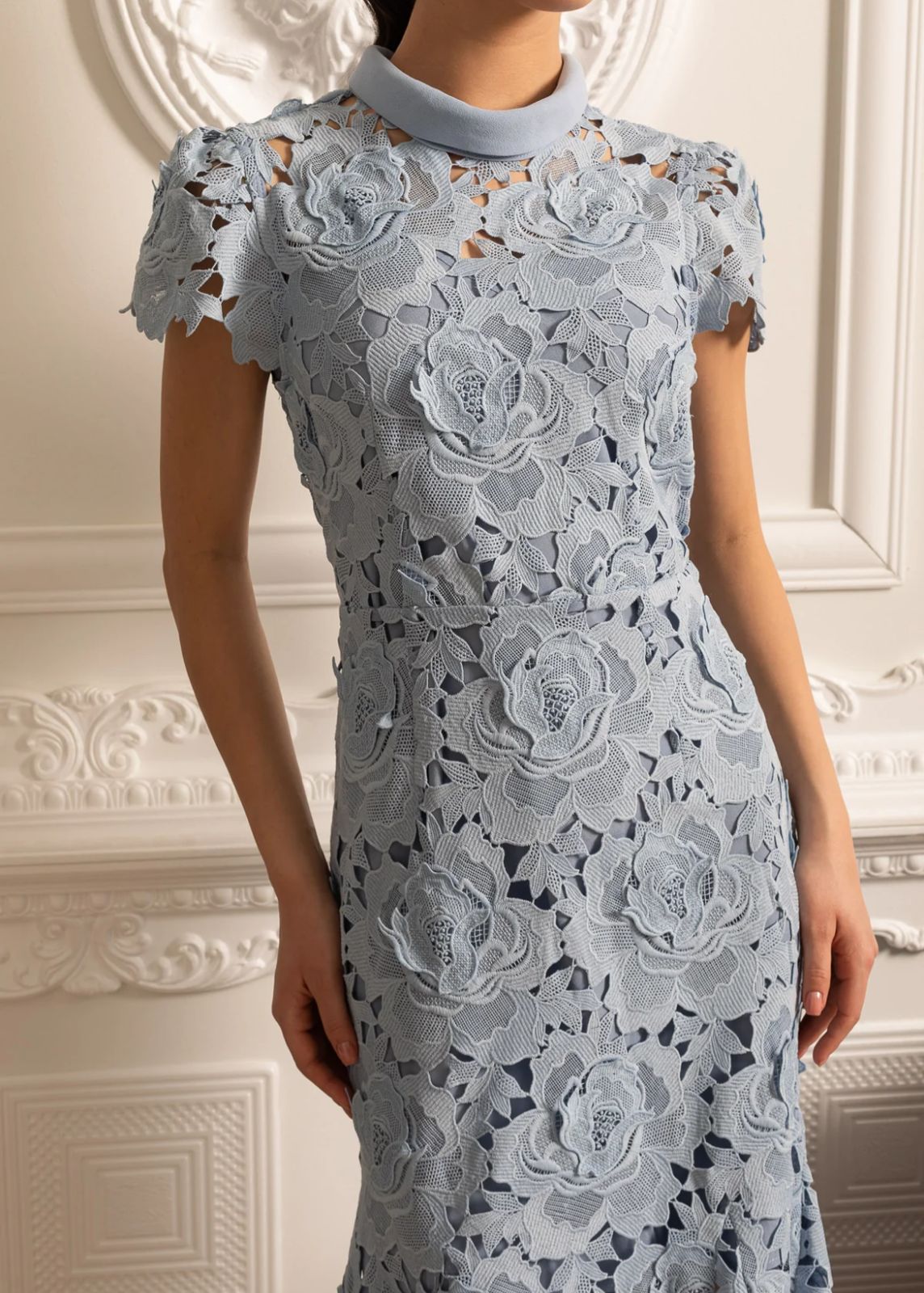 Vestido Renda Bordada  – Elegância Sofisticada