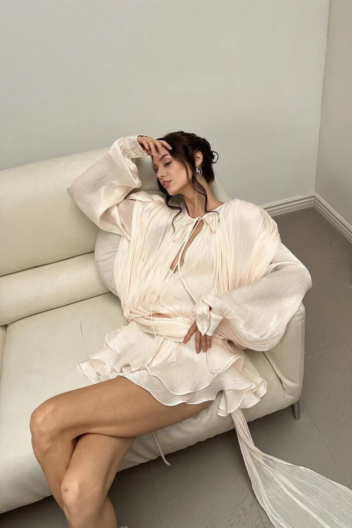 Vestido Mini com Babados, Mangas Longas e Silhueta Fluida