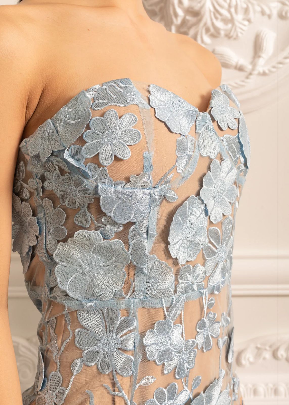 Vestido Midi Bordado com Flores – Tomara que Caia e Silhueta Sofisticada