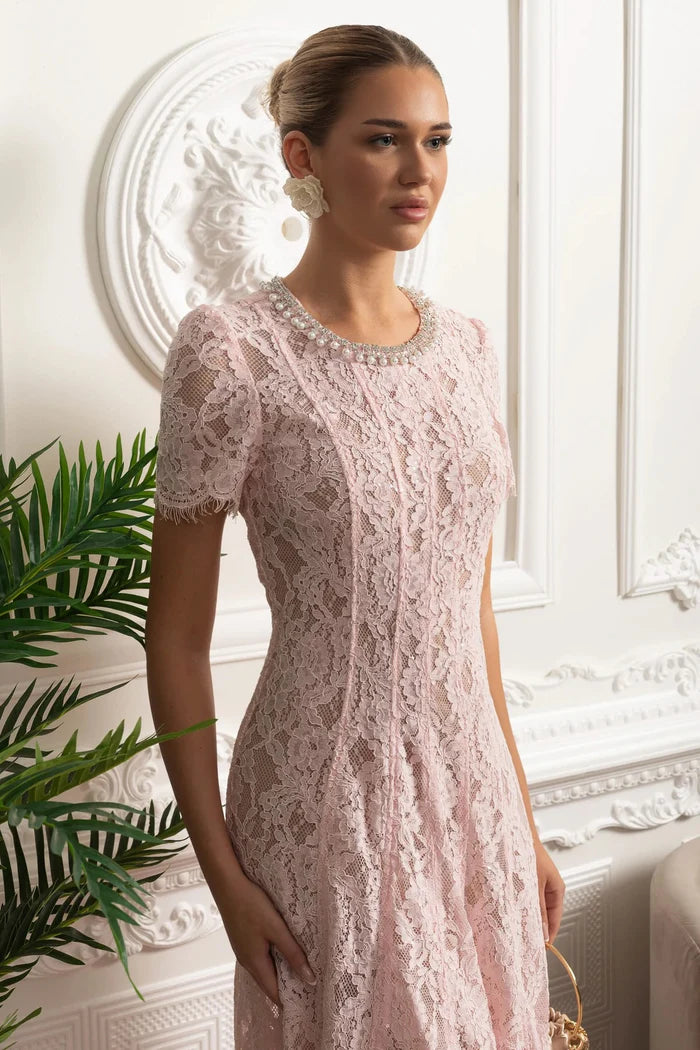Vestido com Bordado Delicado – Decote Redondo, Manga Curta, Cintura Alta, Detalhes Vazados e Aplicações de Strass