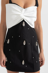 Vestido com Aplicação de Laço e Bordado com Cristais