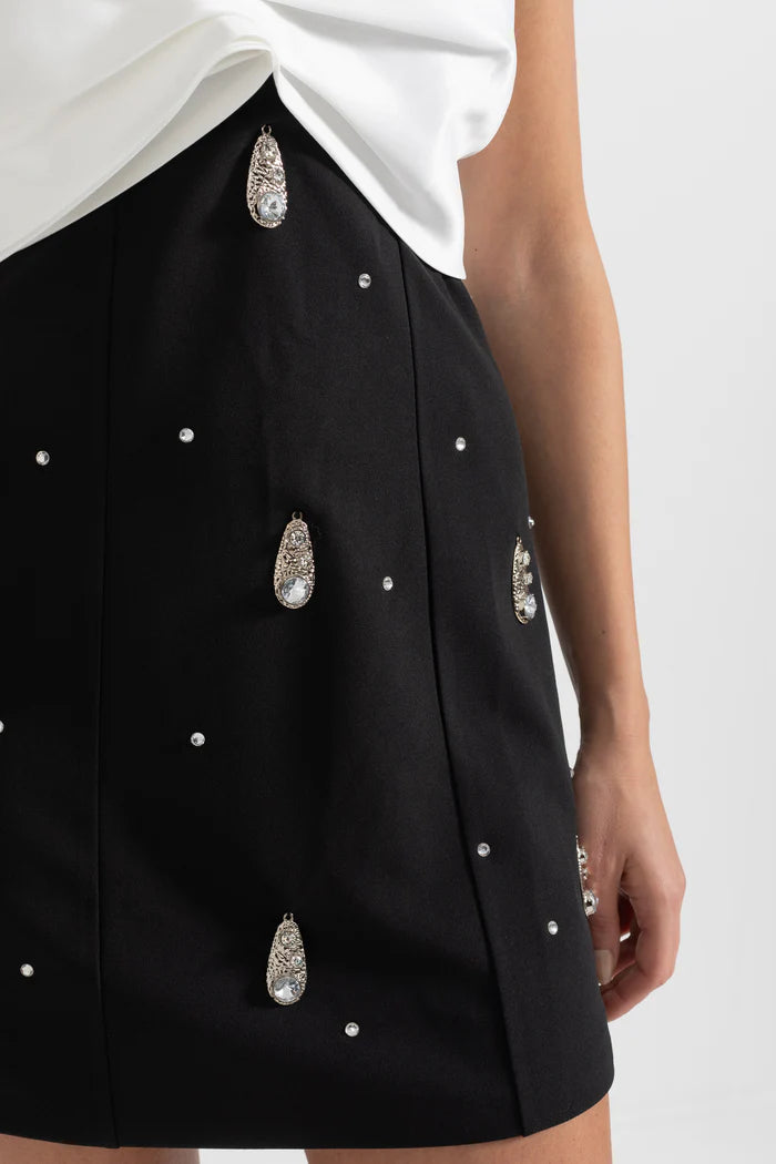 Vestido com Aplicação de Laço e Bordado com Cristais