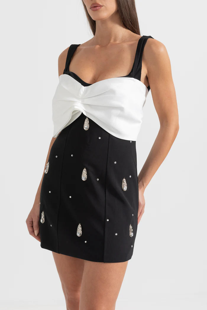 Vestido com Aplicação de Laço e Bordado com Cristais