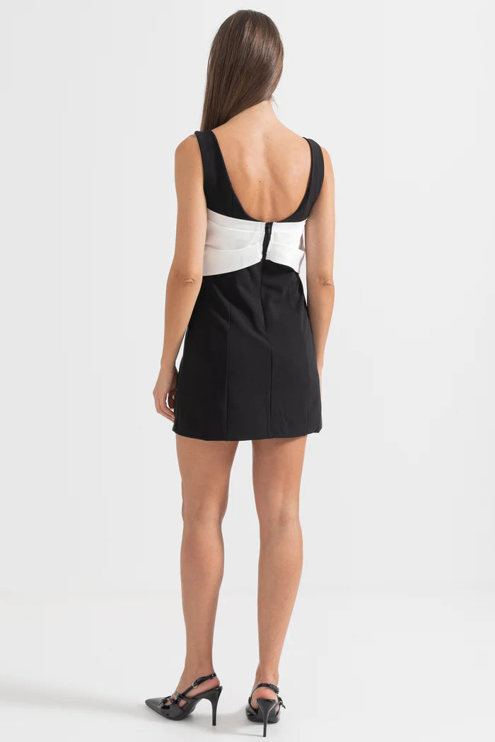 Vestido com Aplicação de Laço e Bordado com Cristais