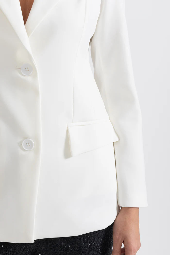 Blazer Branco Ajustado com Alça Cruzada no Peito