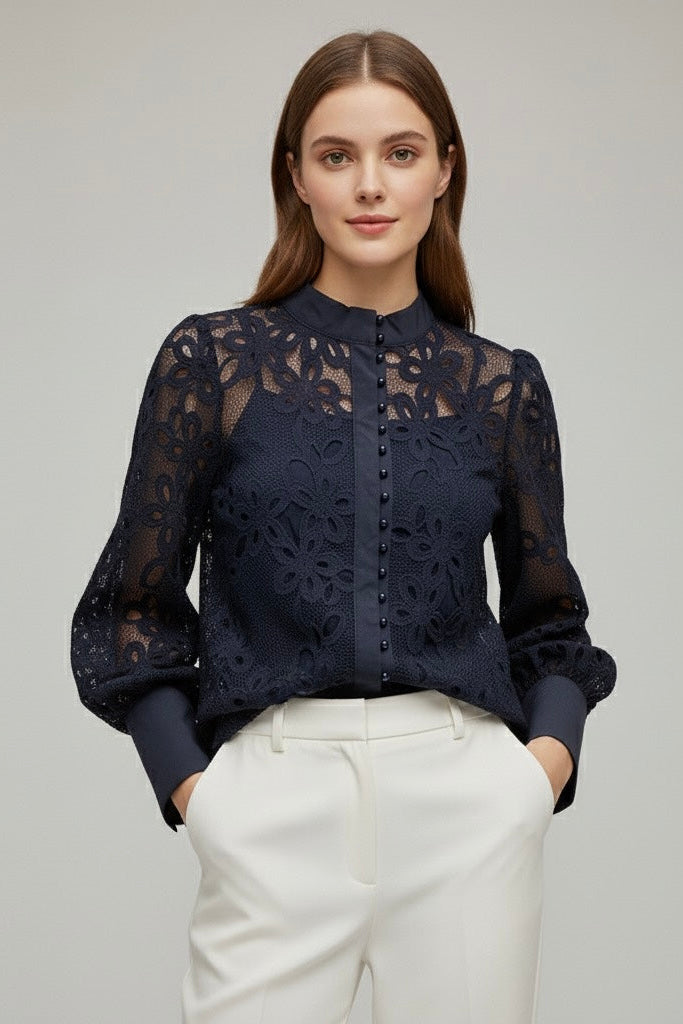 Blusa com Renda e Botões – Elegância Delicada e Atemporal