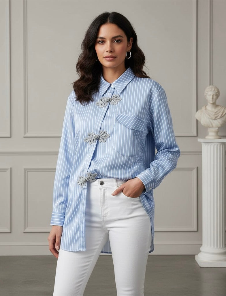 Camisa Listrada Detalhe Bordado – Design Retrô e Elegância Atemporal