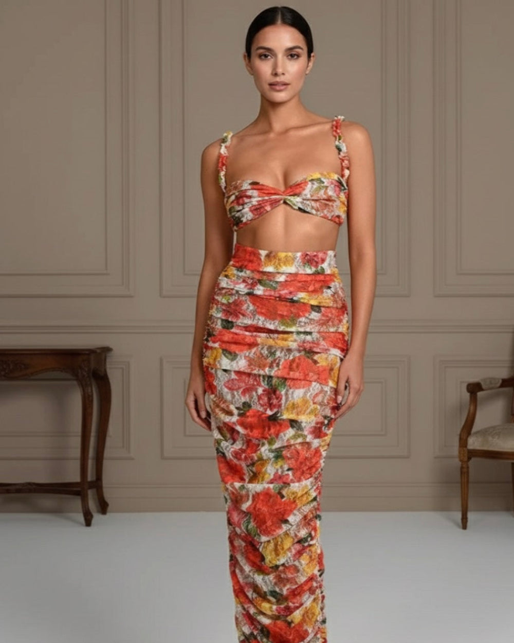 Conjunto Estampado Elegante – Top Sem Alças e Saia Longa com Detalhe Ruched