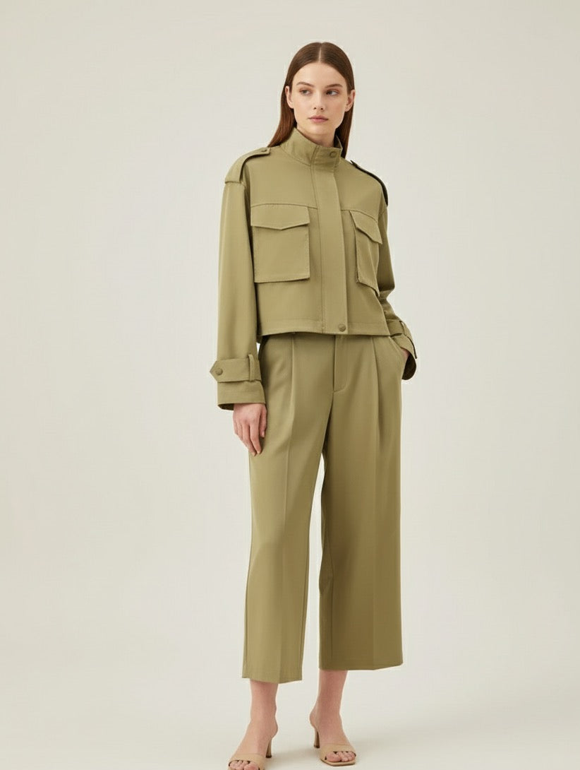 Conjunto Feminino Elegante com Casaco de Bolsos e Calça de Alfaiataria