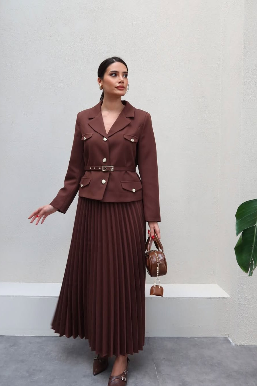 Conjunto Elegante com Casaco Alongado e Saia Plissada – Sofisticação em Dois Tempos