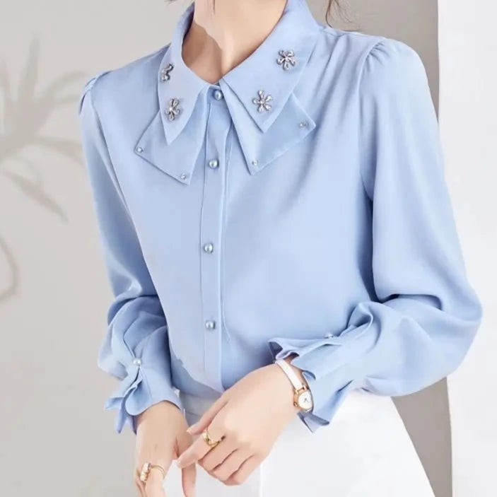 Blusa Elegante com Gola Polo e Bordados Delicados