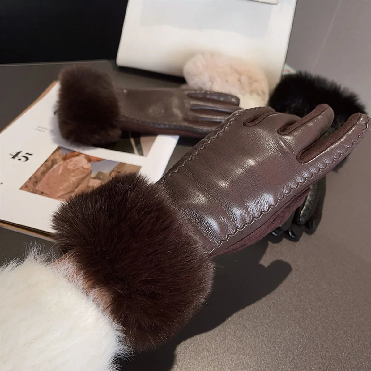 Luvas Femininas em Couro Premium com Forro Térmico e Acabamento em Peles Sintéticas – Elegância e Conforto para o Inverno
