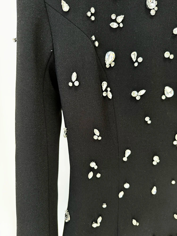 Vestido Longo com Bordado à Mão em Pedrarias – Sofisticação Máxima para Ocasiões Especiais