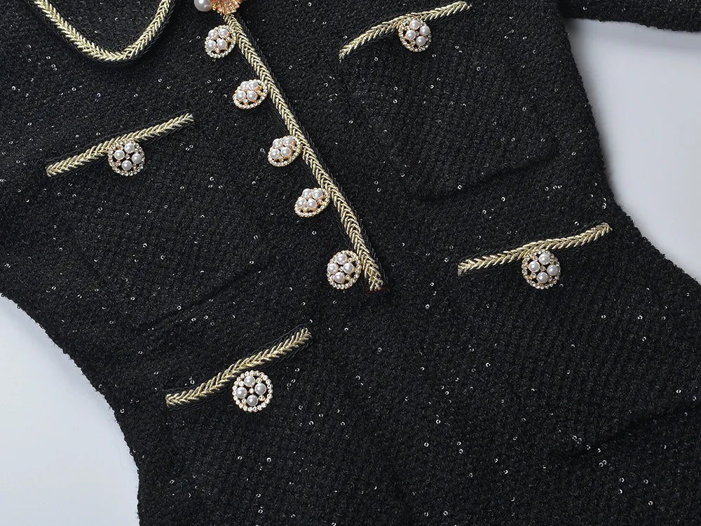 Vestido Tweed com Pérolas e Botões de Cristal – Silhueta Slim e Elegância Atemporal