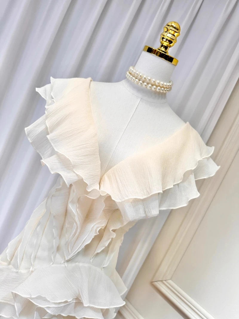 Vestido Curto com Babados – Ombro a Ombro e Modelagem Slim