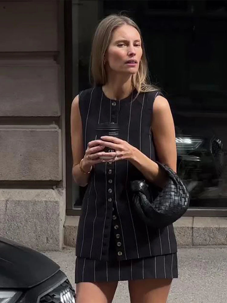 Conjunto Listrado - Colete e Mini Saia, Sem Mangas, Casual Elegante