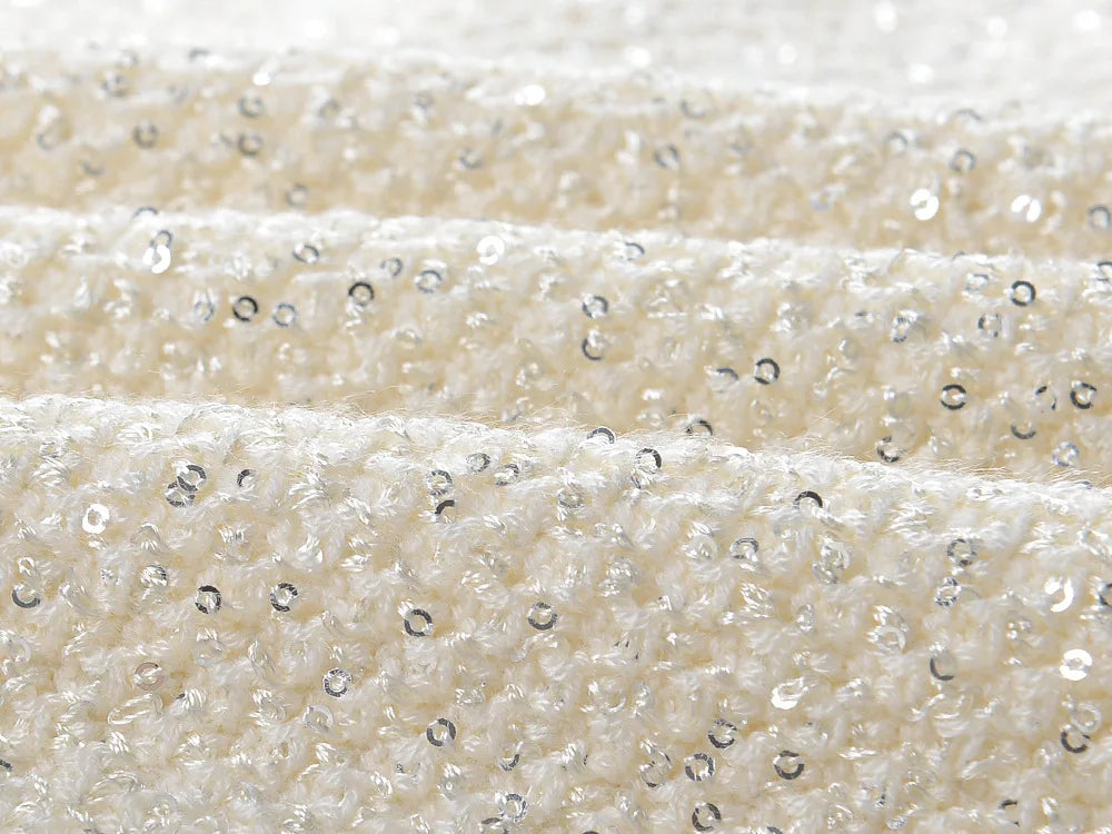 Vestido Tweed com Pérolas e Botões de Cristal – Silhueta Slim e Elegância Atemporal