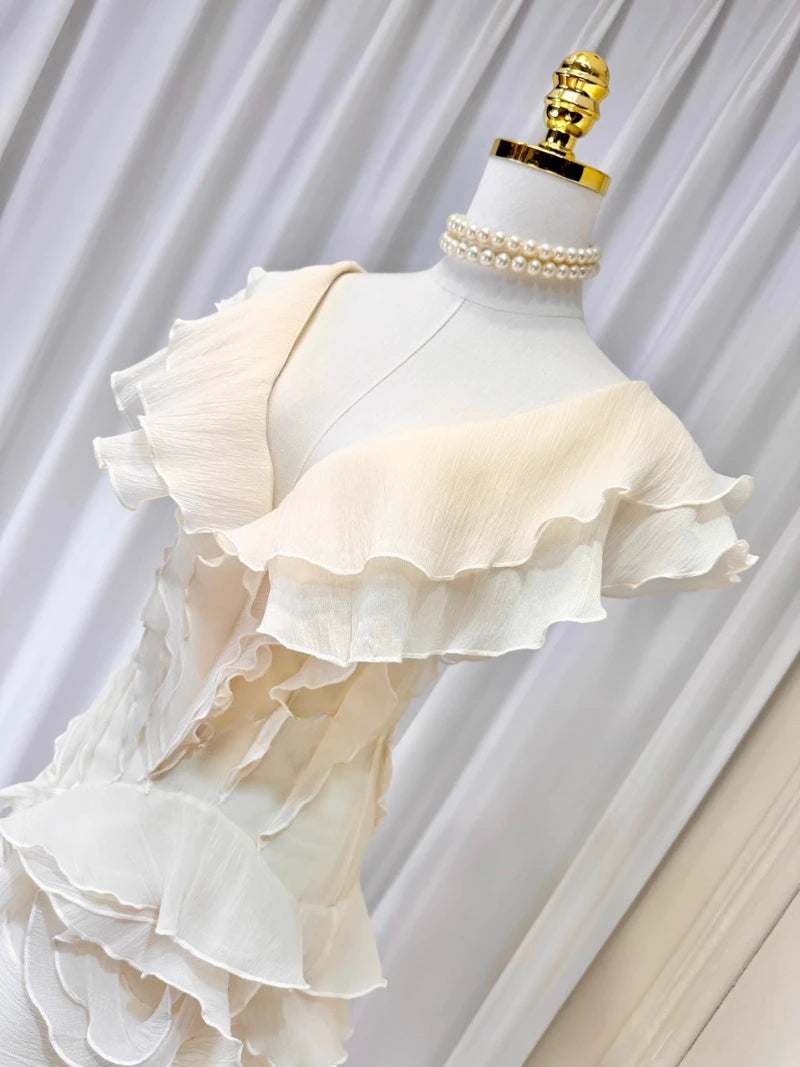 Vestido Curto com Babados – Ombro a Ombro e Modelagem Slim