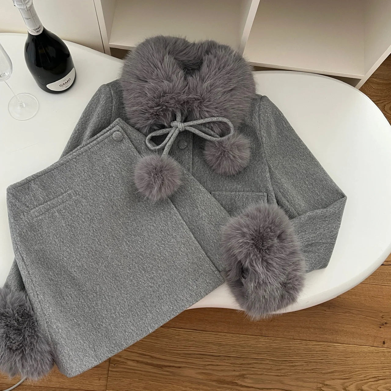 Conjunto Slim Feminino com Casaco de Pelo e Saia – Inverno