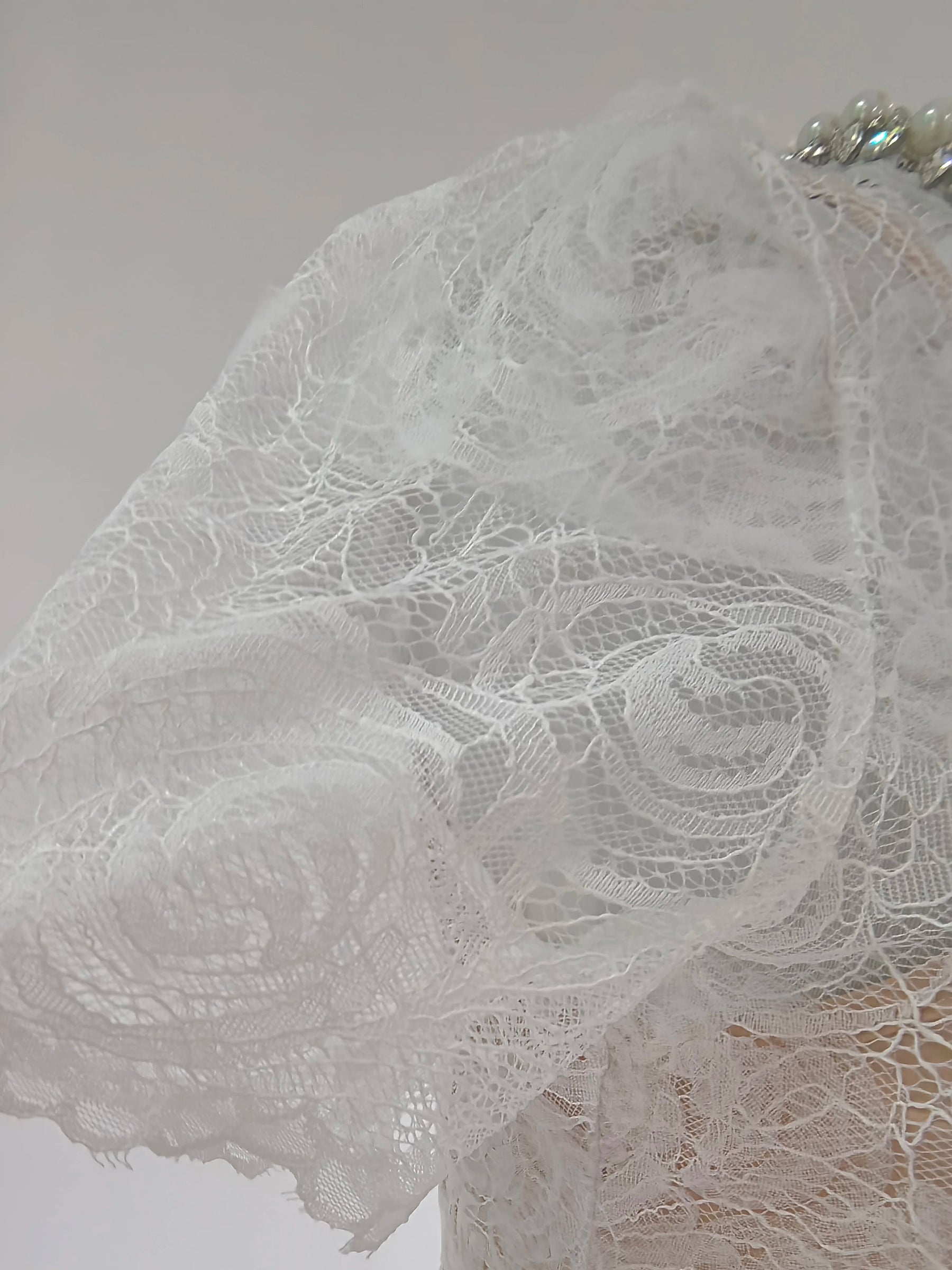 Vestido Longo – Luxo, Bordado em Renda, Detalhes com Diamantes e Cristais, Manga Curta Transparente, Modelo Midi