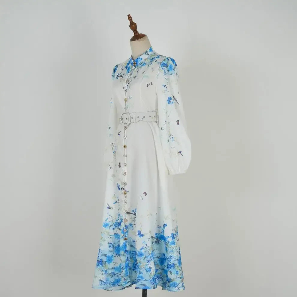 Vestido Azul Floral com Gola Alta e Cintura Império – Elegância Atemporal