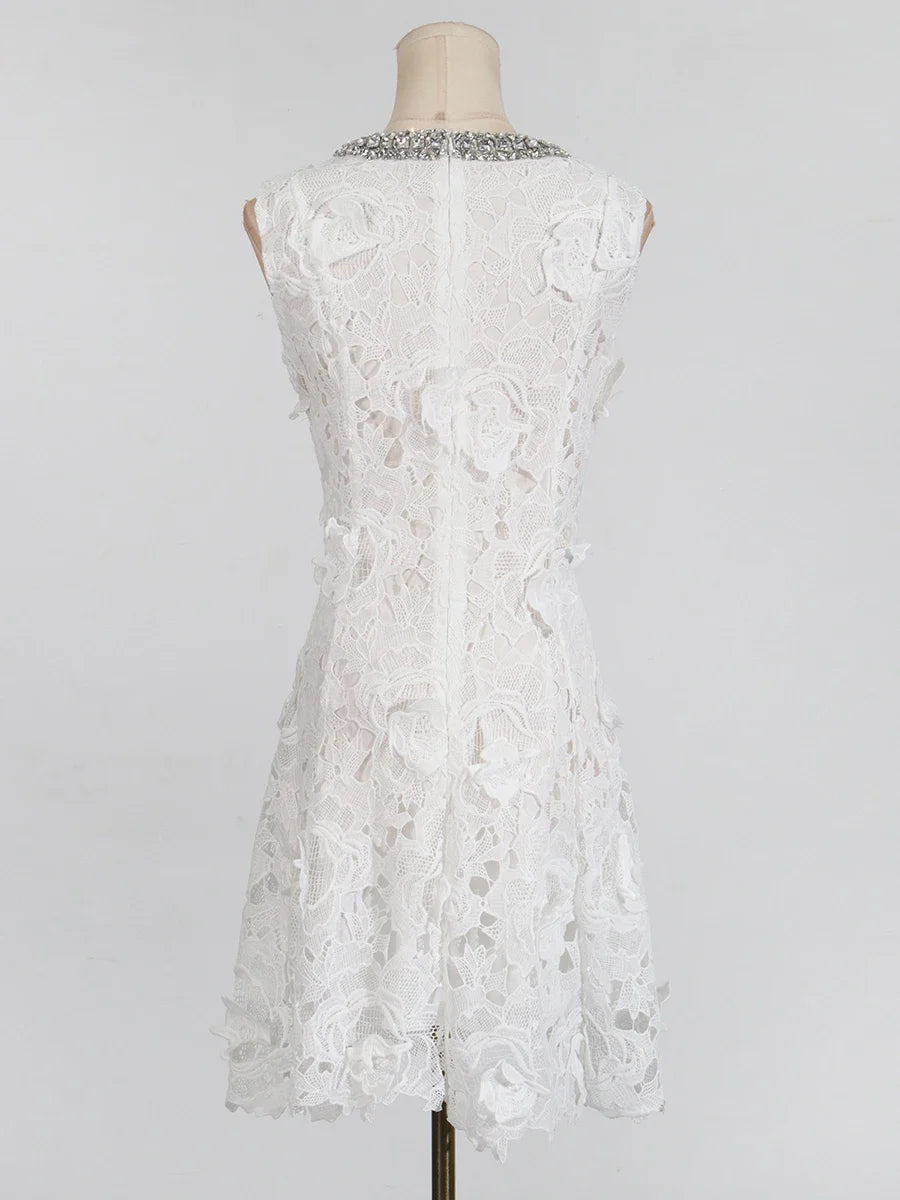 Vestido com Renda e Pedrarias – Design Elegante e Silhueta Refinada
