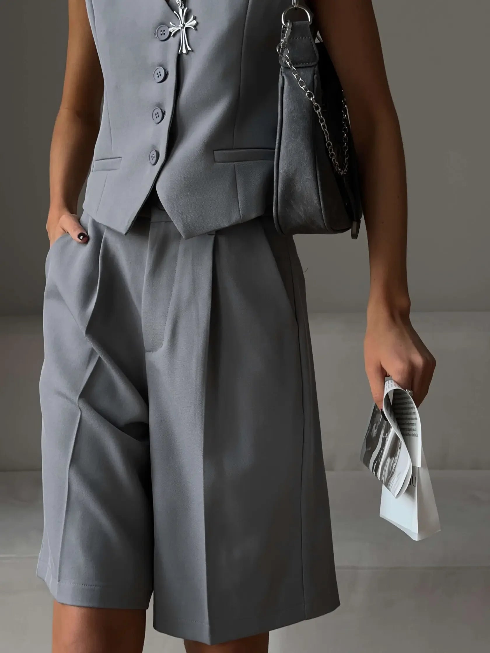 Conjunto Alfaiataria bermuda e colete elegante