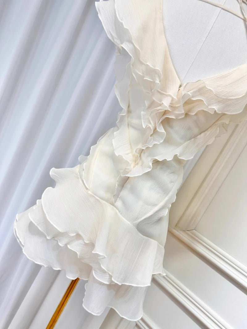 Vestido Curto com Babados – Ombro a Ombro e Modelagem Slim