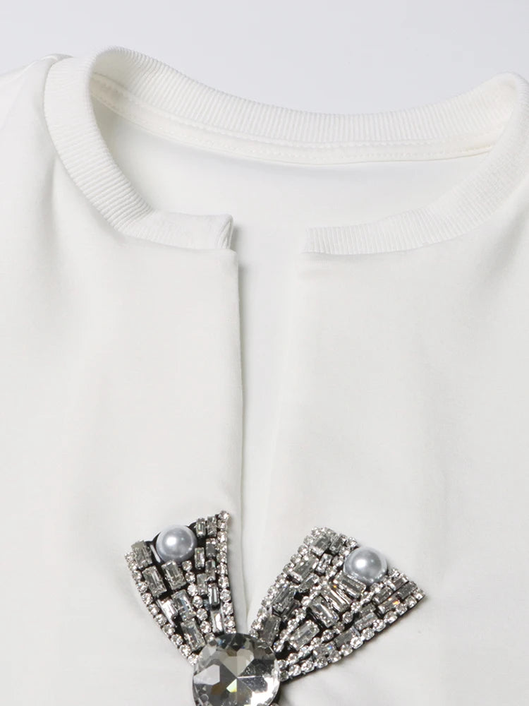 T-shirt Feminina Bordada à Mão com Cristais – Elegância e Exclusividade