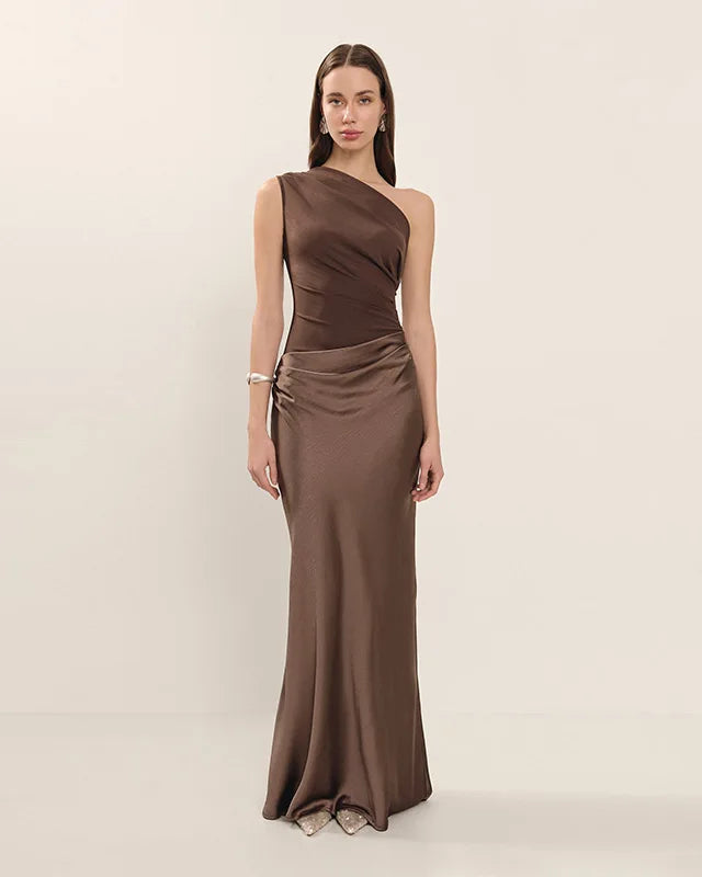 Vestido Longo de Cetim – Ombro Único e Cintura Marcada