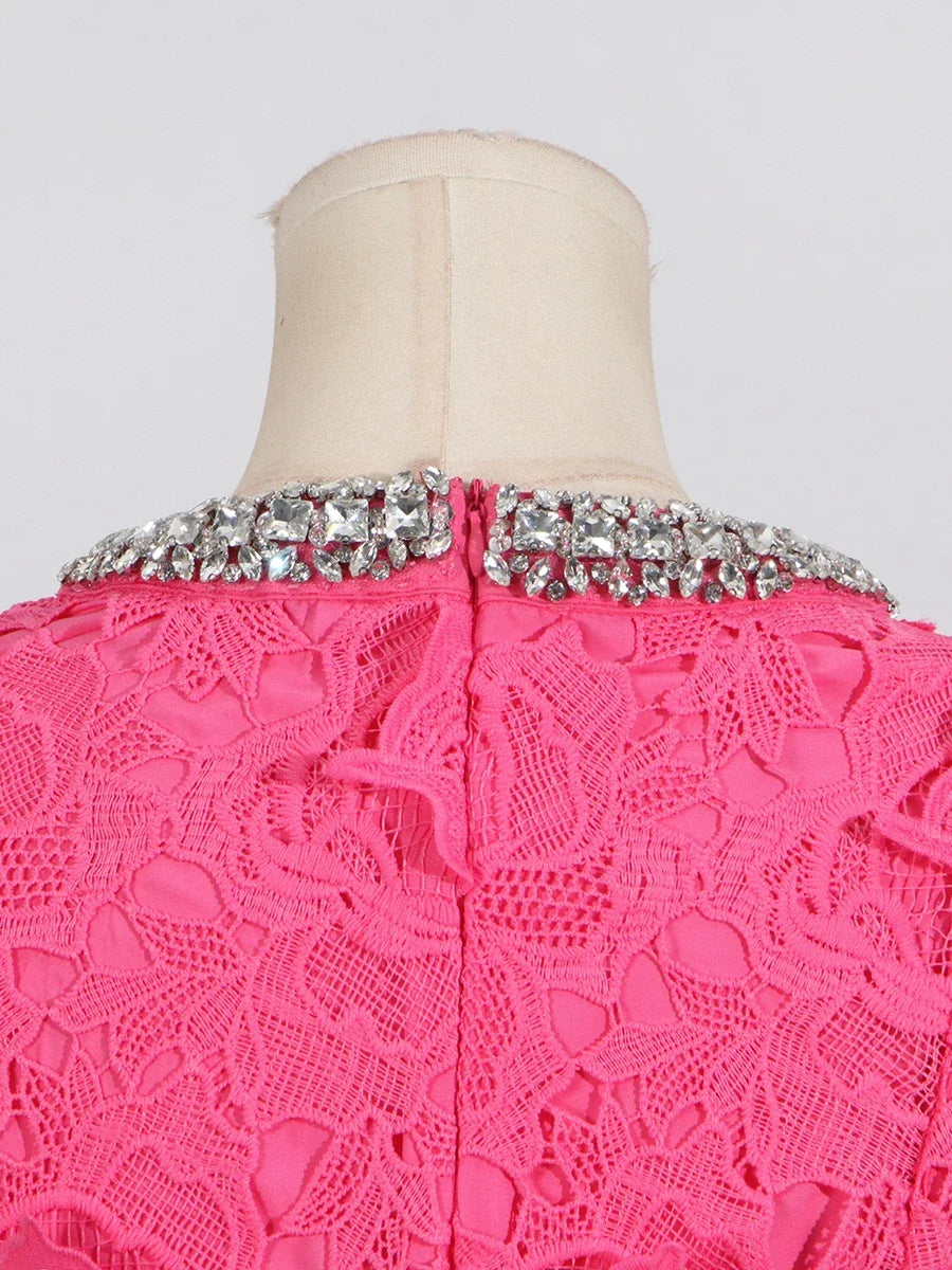 Vestido com Renda e Pedrarias – Design Elegante e Silhueta Refinada