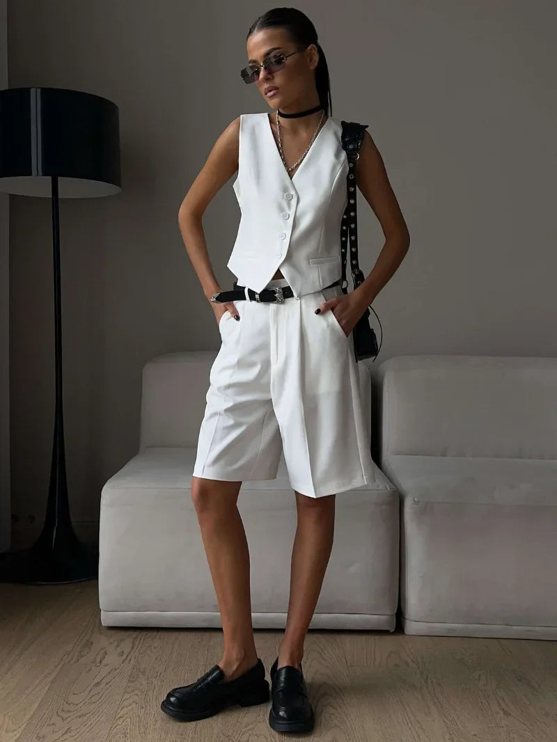 Conjunto Alfaiataria bermuda e colete elegante