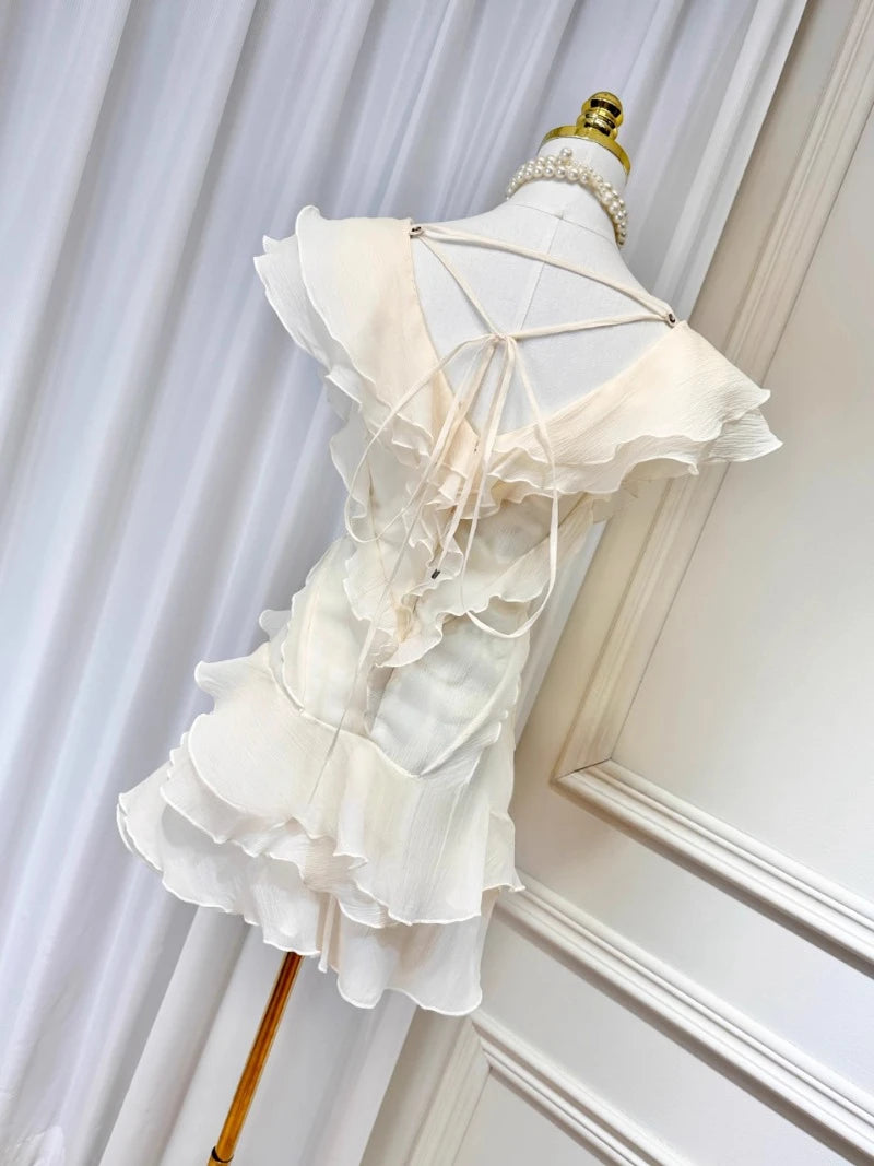 Vestido Curto com Babados – Ombro a Ombro e Modelagem Slim