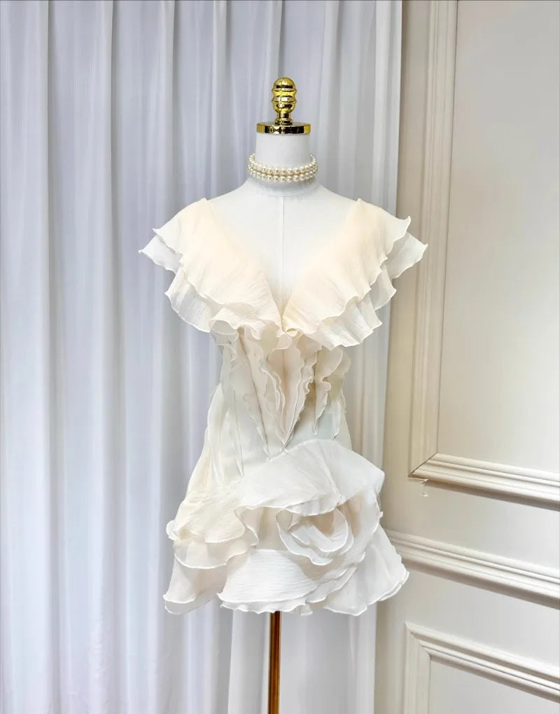 Vestido Curto com Babados – Ombro a Ombro e Modelagem Slim