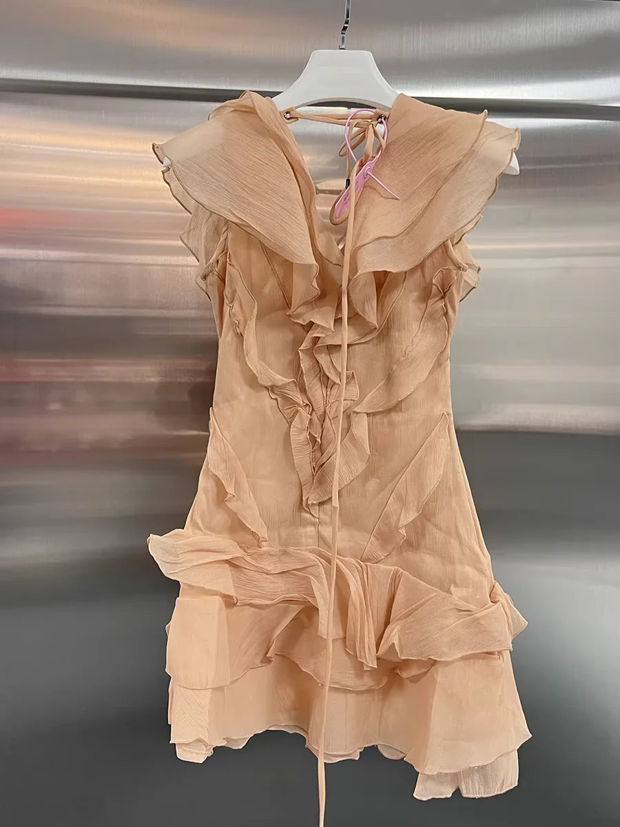 Vestido Curto com Babados – Ombro a Ombro e Modelagem Slim