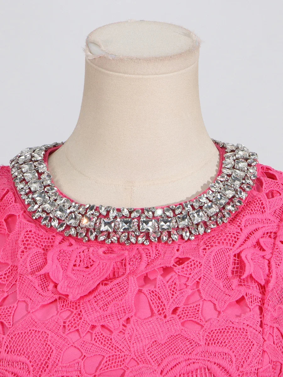 Vestido com Renda e Pedrarias – Design Elegante e Silhueta Refinada