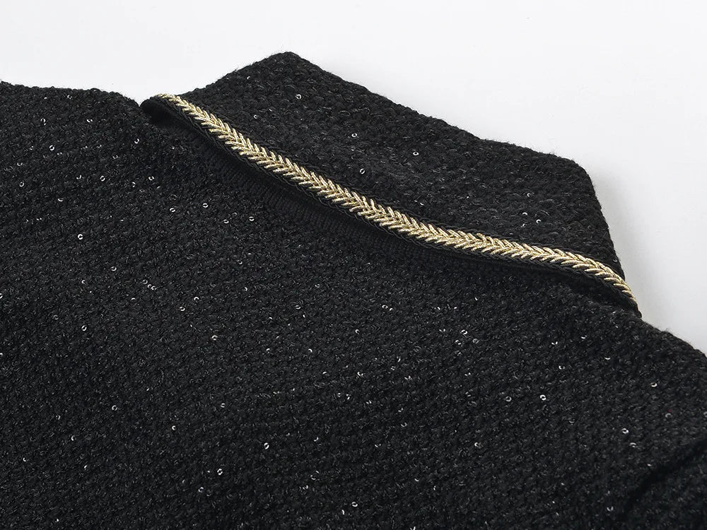 Vestido Tweed com Pérolas e Botões de Cristal – Silhueta Slim e Elegância Atemporal