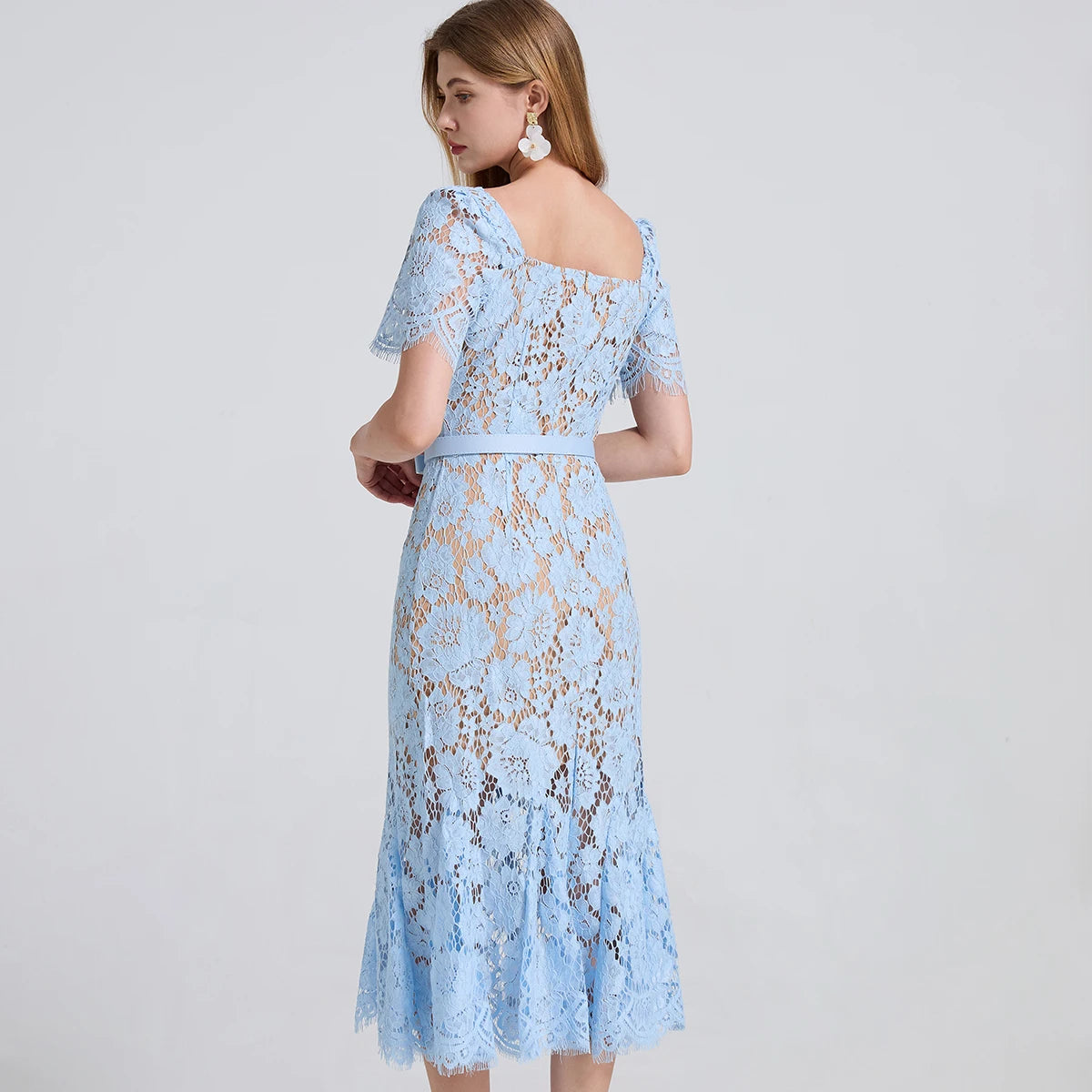 Vestido Longo de Renda Bordada - Silhueta Sereia com Estrutura Interna e Elegância Atemporal