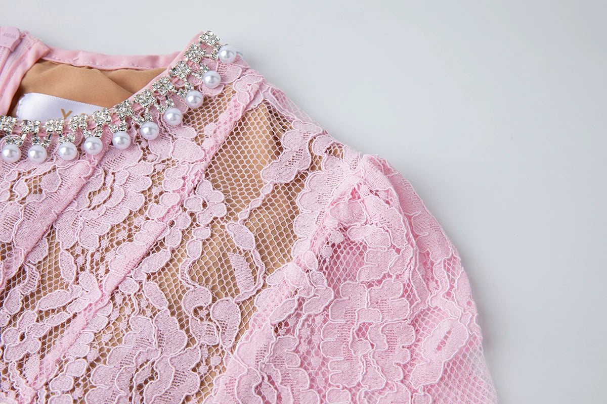 Renda com Pérolas e Strass Bordados à Mão, Gola Redonda, Manga Curta