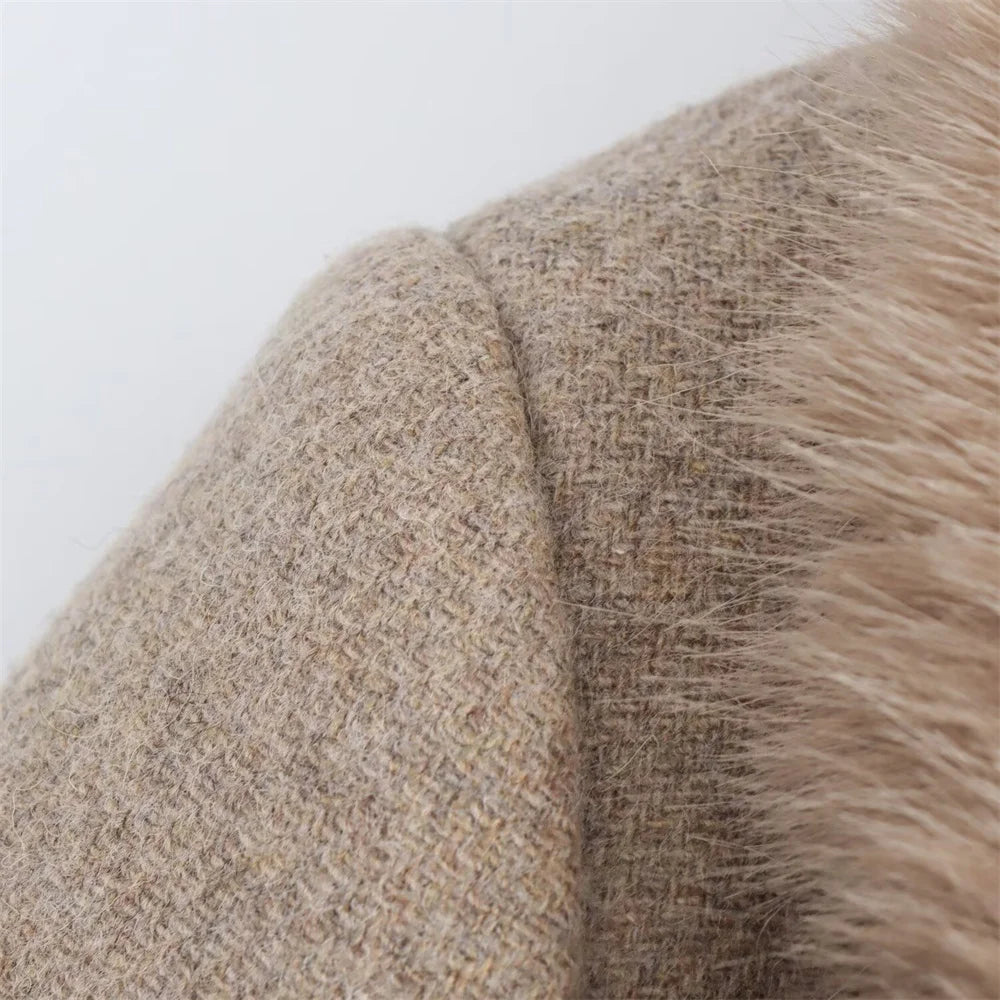Sobretudo Feminino com Cinto e Gola de Pelo – Outono/Inverno