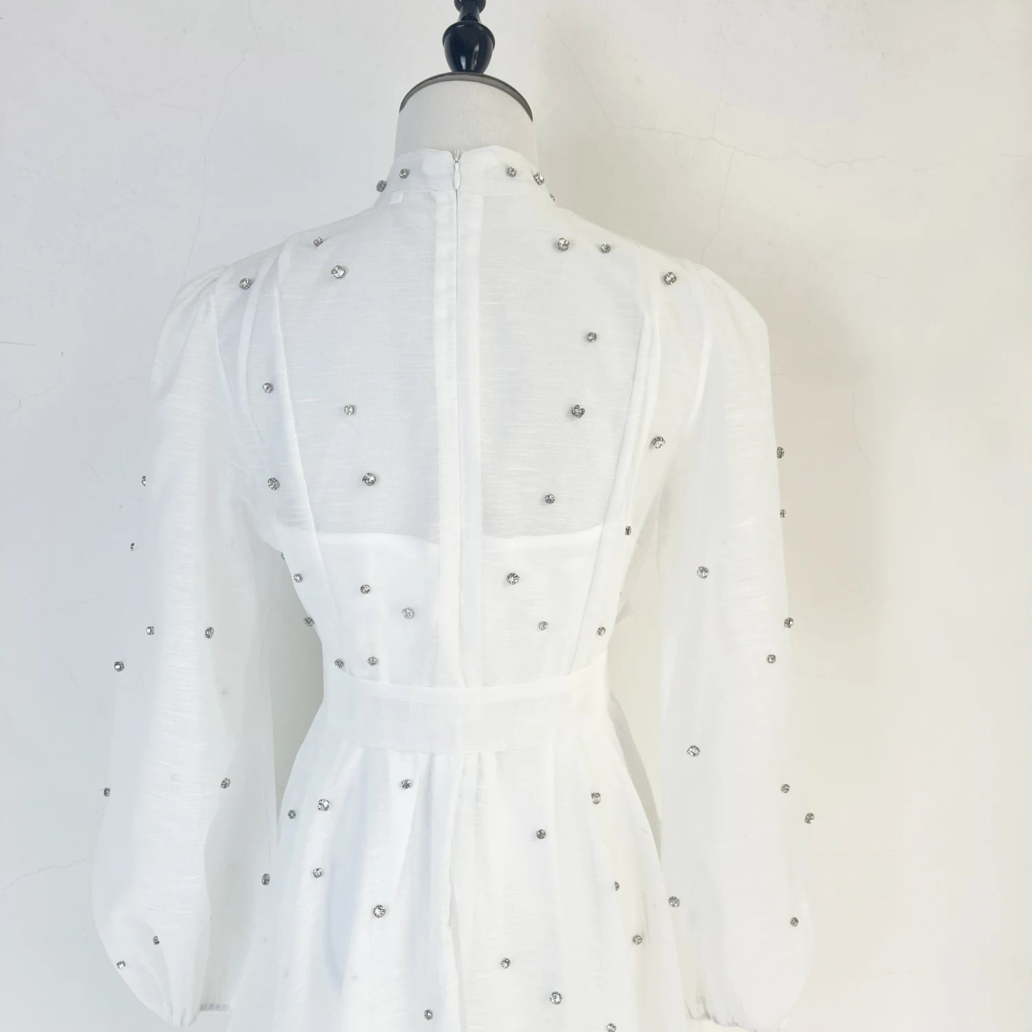 Vestido Lehor – Bordado com Strass, Mangas Lanternas Longas e Botões de Strass