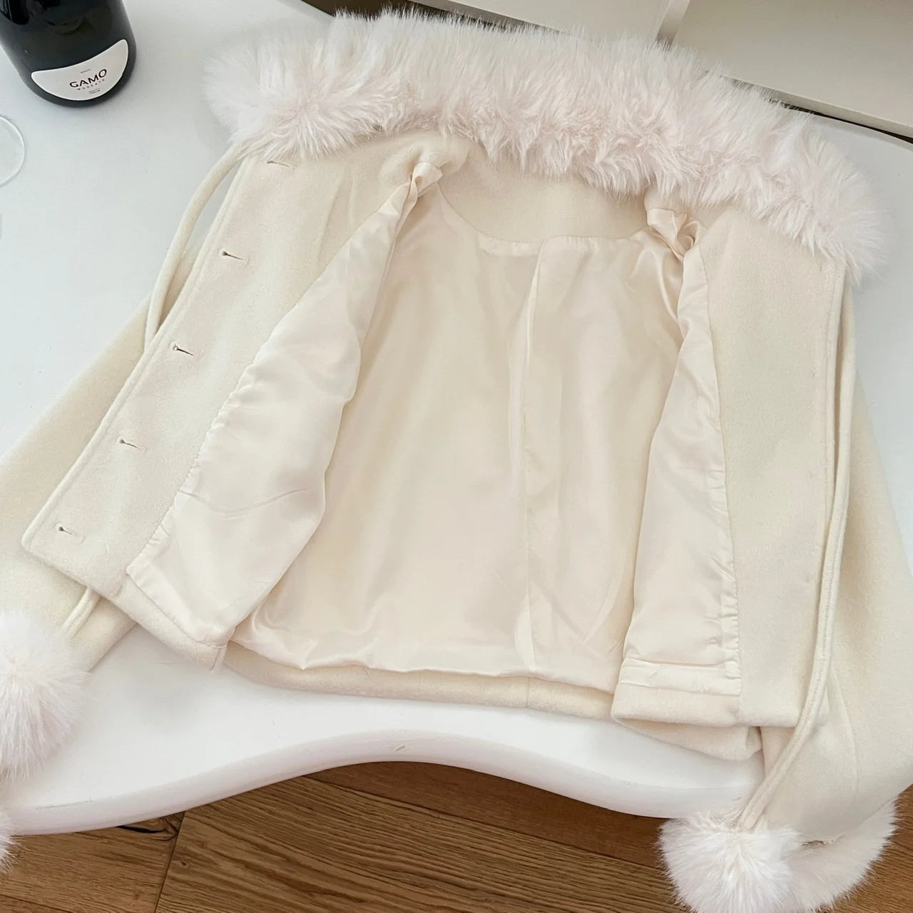 Conjunto Slim Feminino com Casaco de Pelo e Saia – Inverno