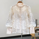 Blusa com Renda e Botões – Elegância Delicada e Atemporal